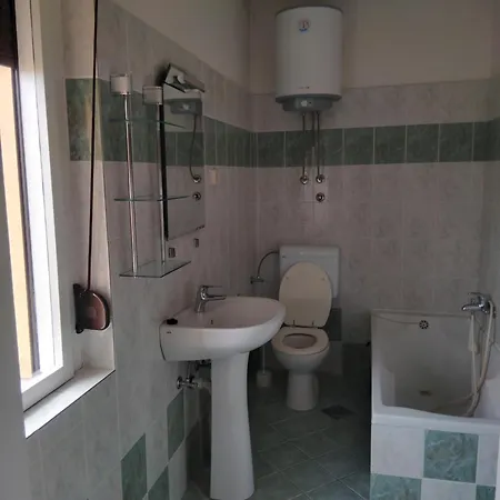 Tome - With Bathroom And Separate Kitchen Affittacamere