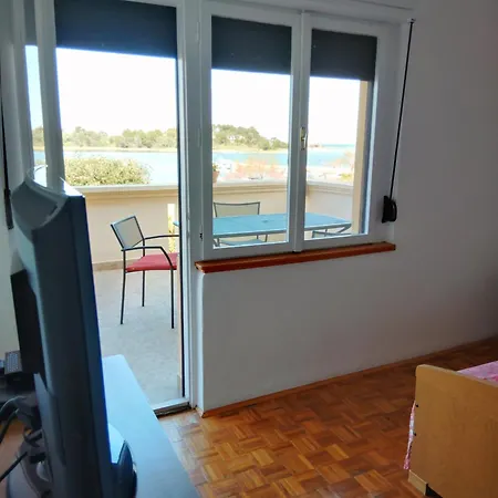 Tome - With Bathroom And Separate Kitchen